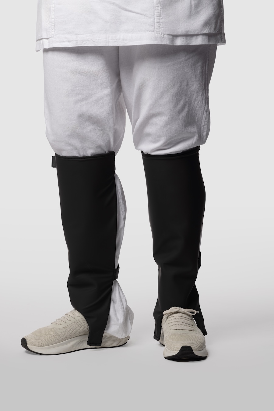 Leg Coat™ strålskydd för ben – frontvy som visar skydd för tibia och fibula från knä till fot