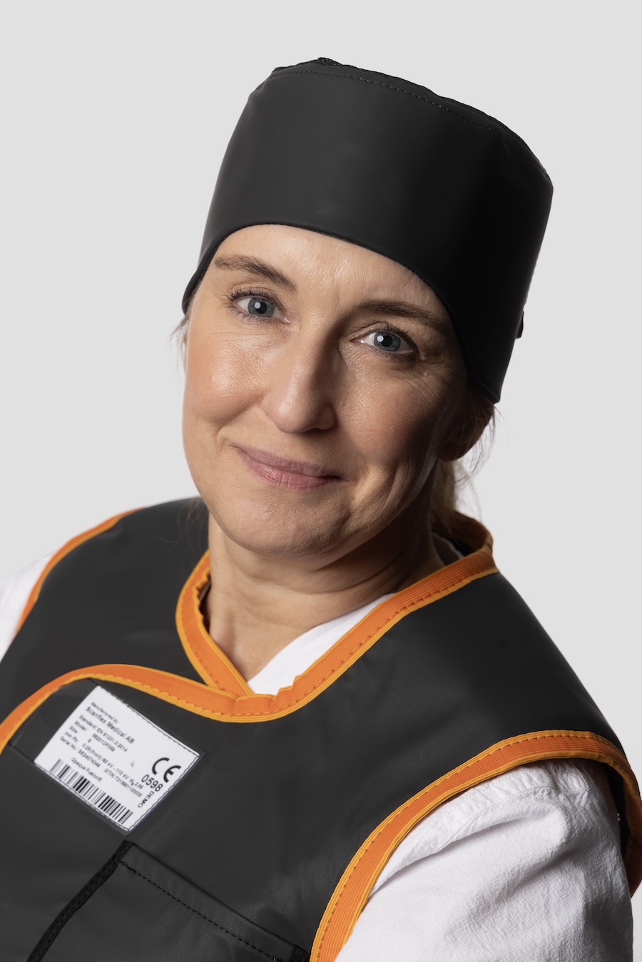 Brain Guard™ strålskyddande huvudskydd – frontvy med ventilerande meshtyg och justerbar passform